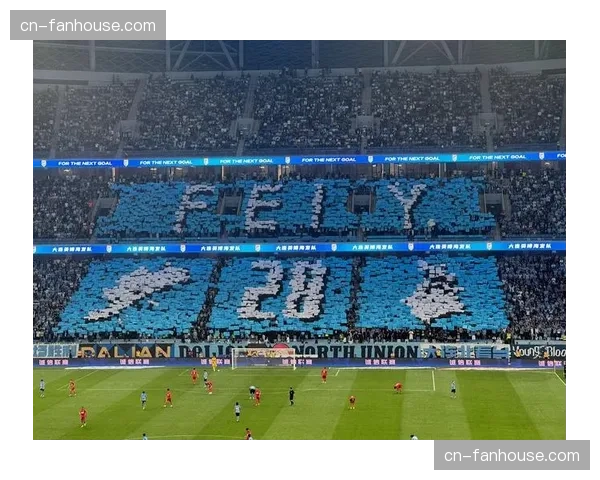 场边镜头：国家德比中，看台上克鲁伊夫与迪斯蒂法诺的巨幅TIFO展开