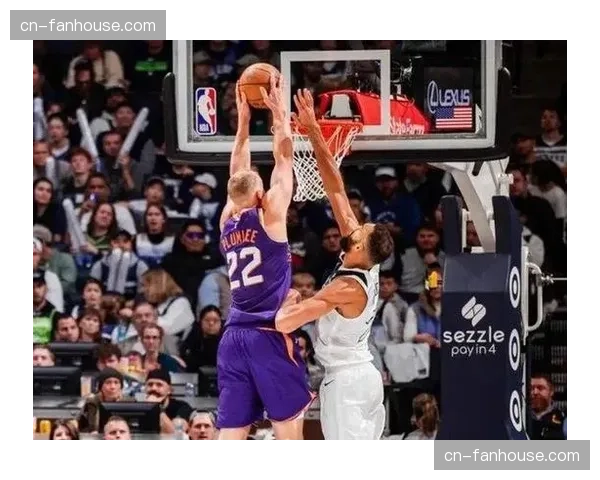 特写:老将康利在更衣室激励年轻队友,强调职业态度至上 特写:老将康利在更衣室激励年轻队友,强调职业态度至上