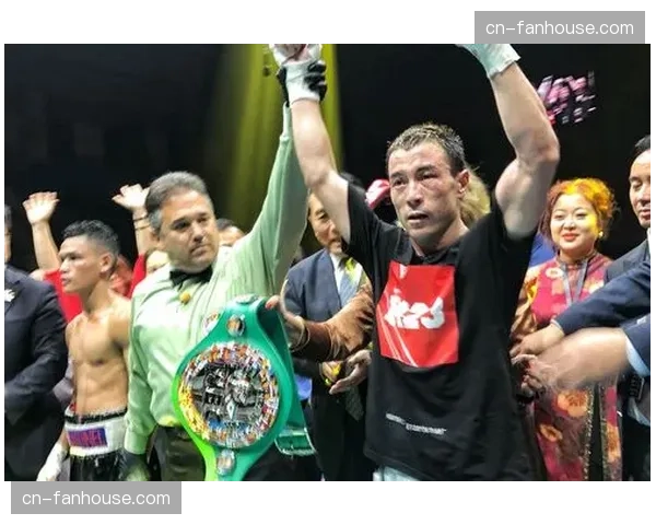 WBC蝇量级冠军战：卫冕冠军于第八回合技术性击倒挑战者